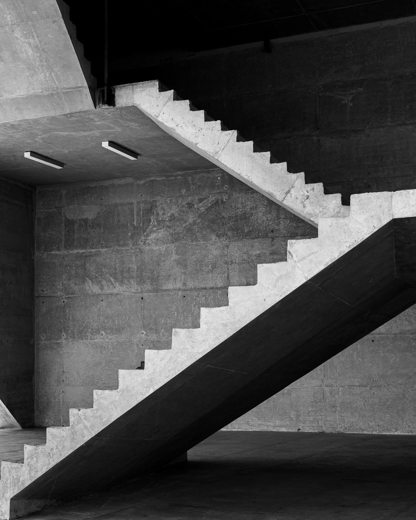 Архитектурная фотография бетонной лестницы — Mauro Lima